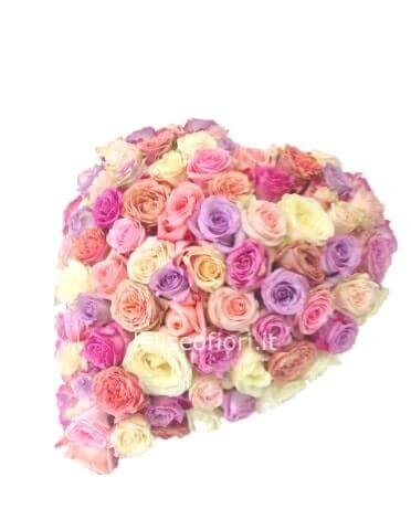Cuore di fiori freschi secondo le disponibilità