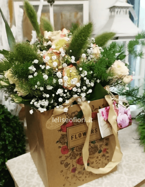 Bouquet di fiori misti in borsetta