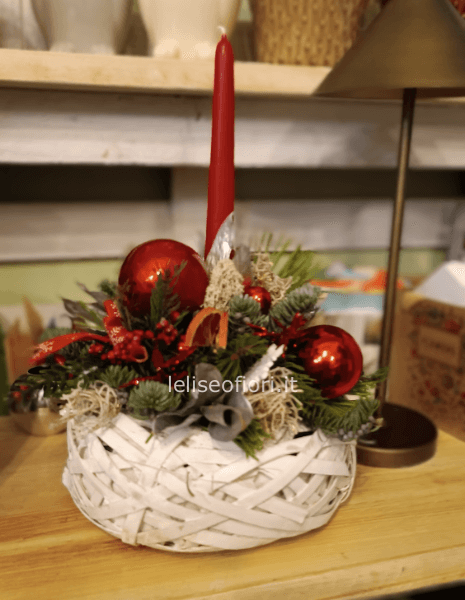 Centro tavola con elementi natalizi 